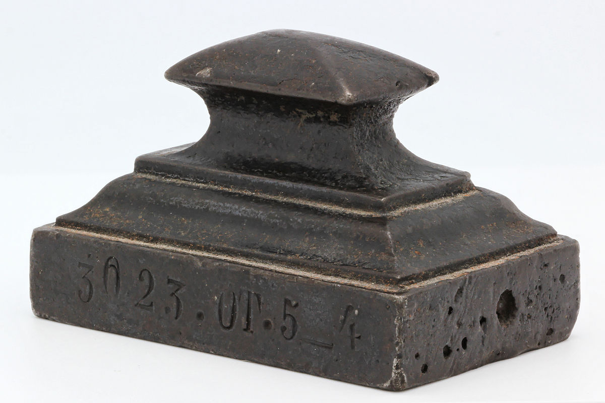 1200px-Presse-papier_en_fonte_01